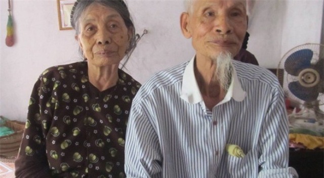 Vợ chồng cụ Nguyễn Văn Diệc khỏe mạnh bên nhau ở tuổi 90.