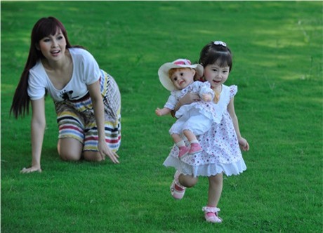 Mỹ nhân Việt chọn cách sinh con ở nước ngoài