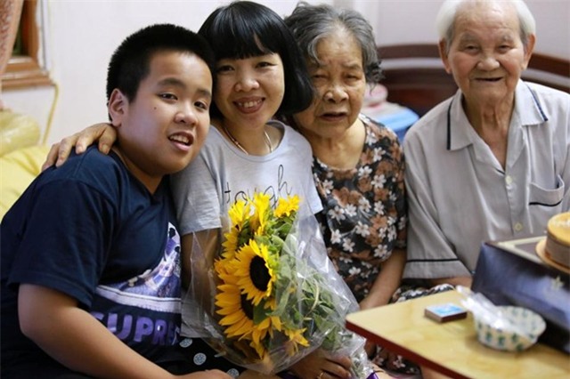 Gia đình Đỗ Nhật Nam trong ngày sinh nhật mẹ Phan Hồ Điệp.
