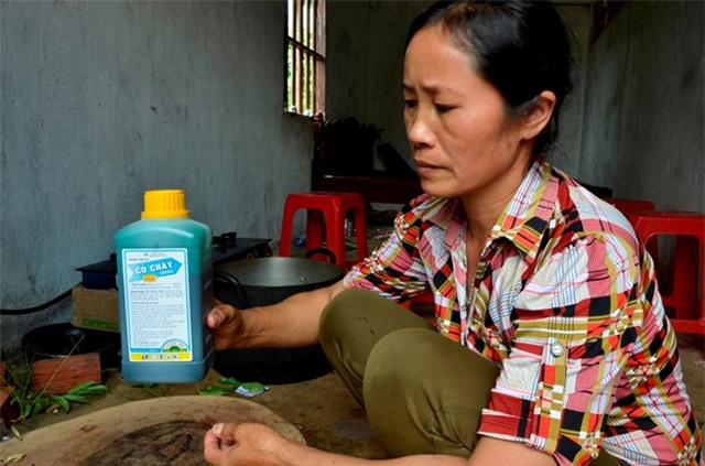Chai thuốc diệt cỏ chị Tâm uống tự tử. Ảnh: Khải Hoàng.