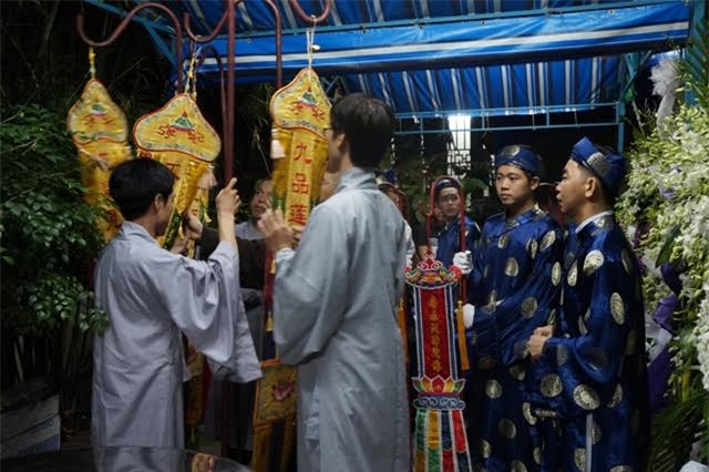 Gia đình thắp nén nhang thơm cho GS Trần Văn Khê vào sớm 29/6, ngày lễ tang cuối cùng