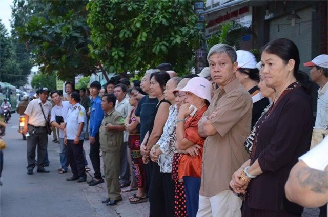 Hàng ngàn người dân không thể vào nhà riêng của ông ở
