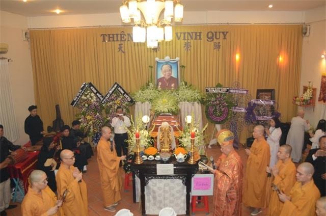 Nhiều tăng sư chức sắc đã đến tụng niệm cho hương hồn giáo sư Trần Văn Khê được thanh thản ra đi.