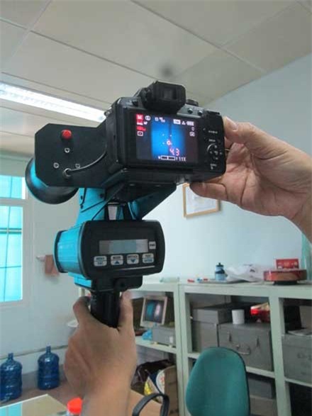 Cận cảnh một máy đo tốc độ kết hợp máy ảnh kỹ thuật số.