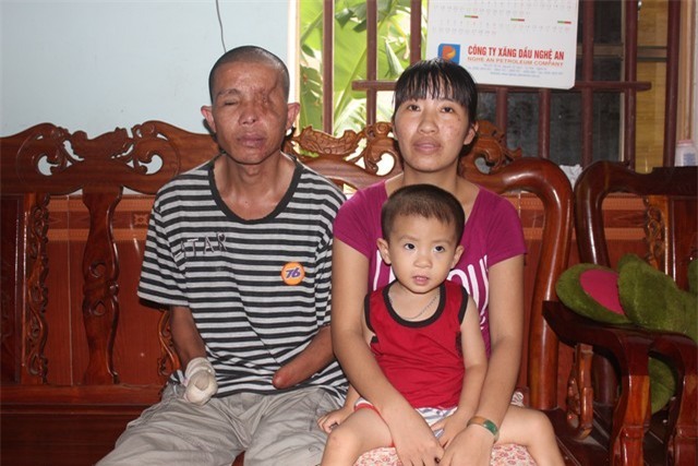 Nạn nhân Thái Viết Hảo cùng vợ và con nhỏ.