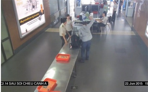 Ông Khôi vung tay ném mạnh lọ cà mắm xuống nền sân bay
