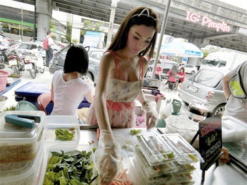 Hot girl bán trứng luộc nổi tiếng nhờ thân hình đẹp - 1