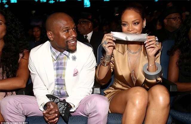 Rihanna buộc tay, bịt mồm 'độc cô cầu bại' Mayweather