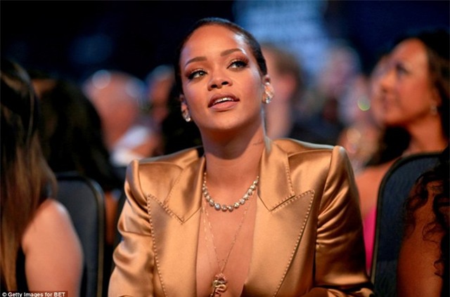 Rihanna buộc tay, bịt mồm 'độc cô cầu bại' Mayweather