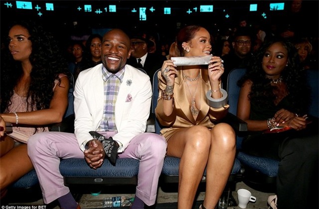 Rihanna buộc tay, bịt mồm 'độc cô cầu bại' Mayweather