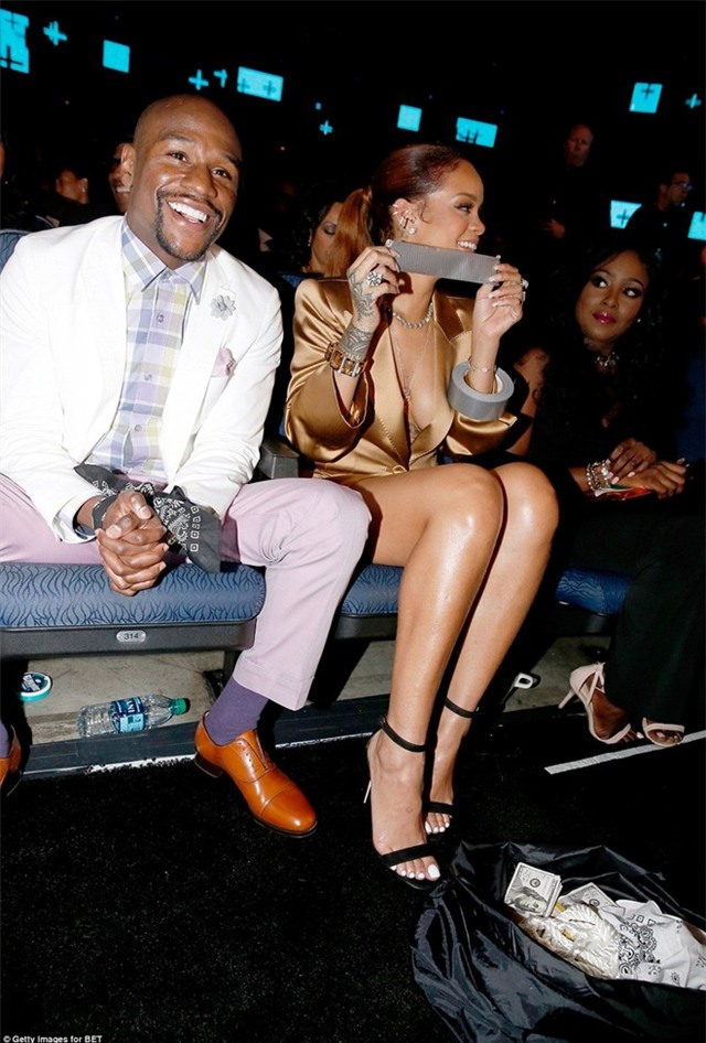 Rihanna buộc tay, bịt mồm 'độc cô cầu bại' Mayweather