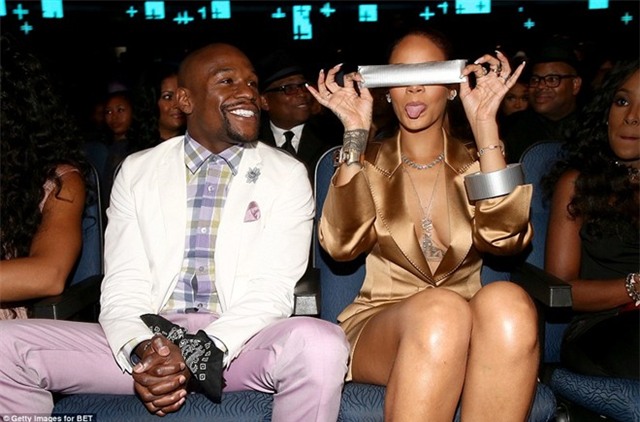 Rihanna buộc tay, bịt mồm 'độc cô cầu bại' Mayweather