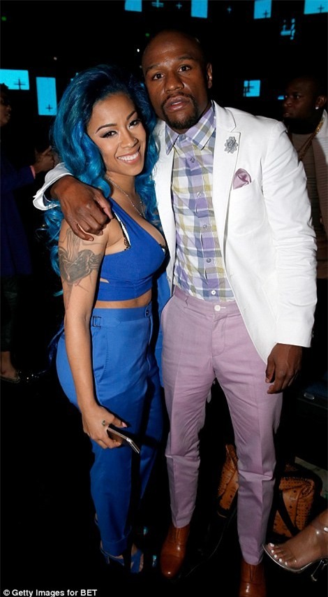 Rihanna buộc tay, bịt mồm 'độc cô cầu bại' Mayweather