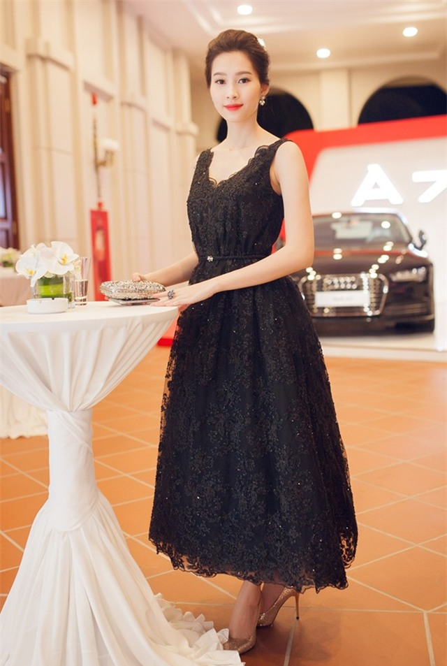 Thủy Tiên diện đầm xẻ sâu dự sự kiện