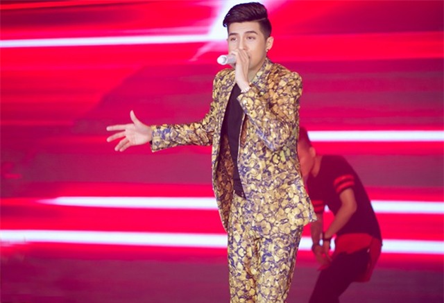 Thủy Tiên diện đầm xẻ sâu dự sự kiện