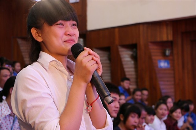 Nguyễn Thị Thanh Hà bật khóc khi được sinh viên tình nguyện hỗ trợ trong những ngày thi.