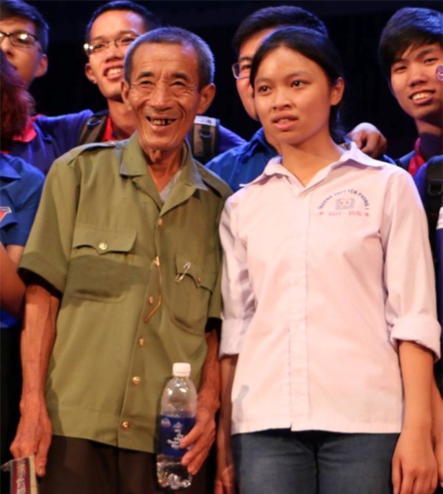 Nữ sinh mồ côi bật khóc khi được tình nguyện viên giúp đỡ