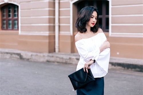 dinh ngoc diep khoe chan dai, vai thon tren pho - 1