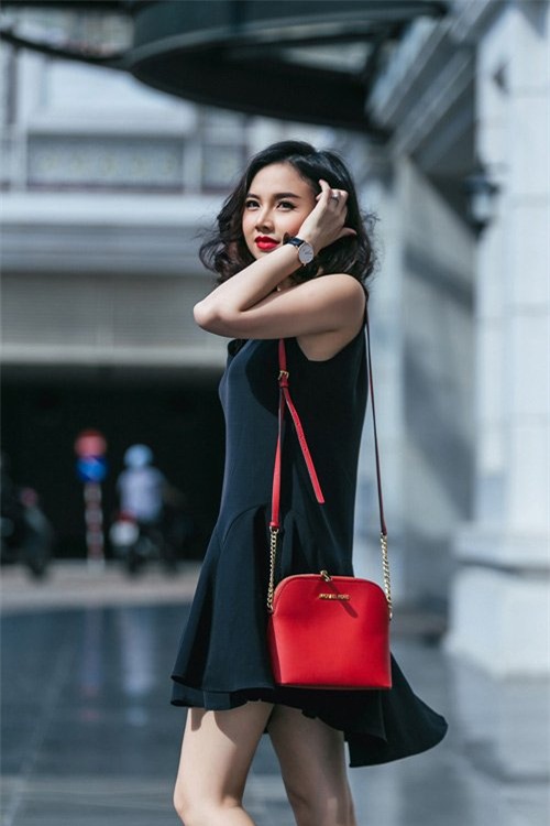 dinh ngoc diep khoe chan dai, vai thon tren pho - 2