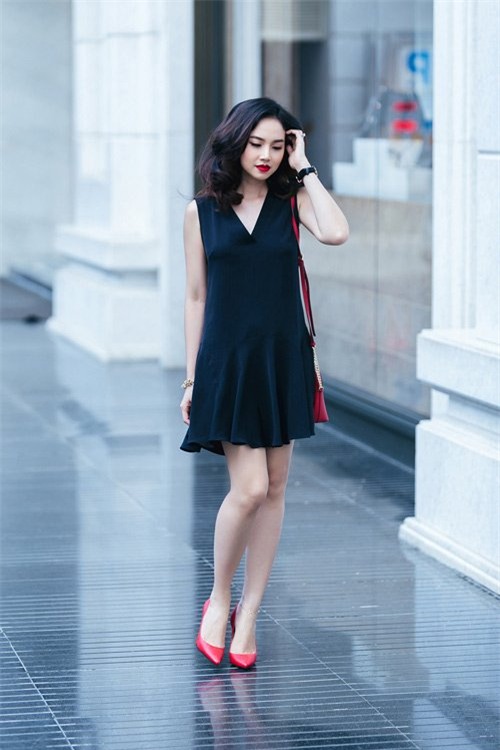 dinh ngoc diep khoe chan dai, vai thon tren pho - 3