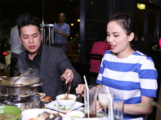 Ông xã ân cần chăm sóc Diễm Hương chốn đông người