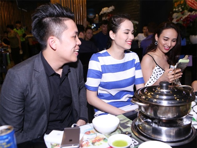 Ông xã ân cần chăm sóc Diễm Hương chốn đông người