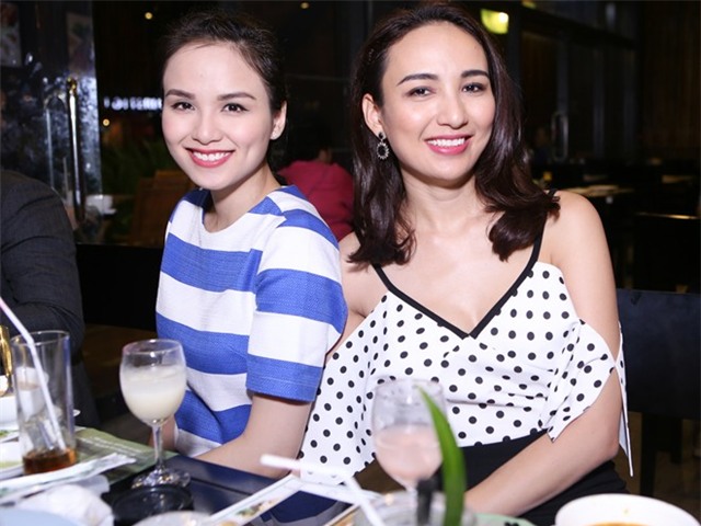 Ông xã ân cần chăm sóc Diễm Hương chốn đông người