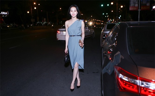 Ông xã ân cần chăm sóc Diễm Hương chốn đông người