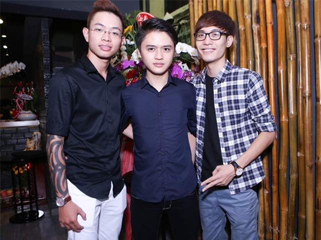 Ông xã ân cần chăm sóc Diễm Hương chốn đông người