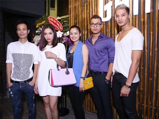 Ông xã ân cần chăm sóc Diễm Hương chốn đông người