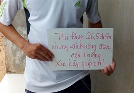 Em Trần Văn Sâm cầm tấm biển với nội dung