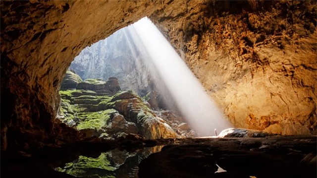 1. Hang động lớn nhất thế giới - hang Sơn Đoòng, Việt Nam: Nằm ở Vườn quốc gia Phong Nha - Kẻ Bàng, Quảng Bình, Việt Nam, hang Sơn Đoòng có trần cao tới mức có thể chứa Đài tưởng niệm Washinton bên trong. Khu vực rộng nhất thừa chỗ cho hai chiếc Boeing 747.