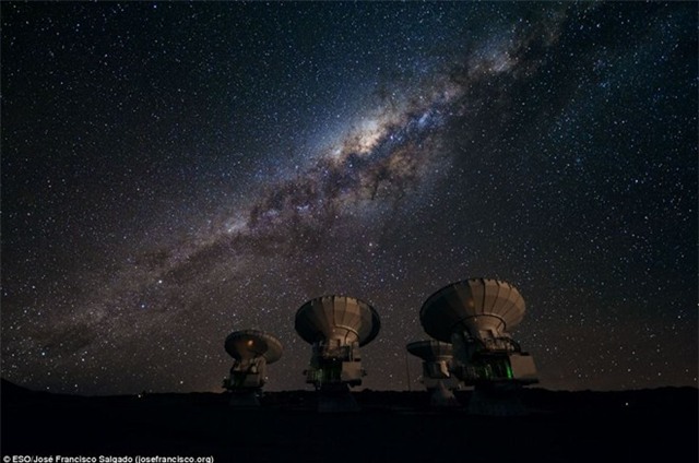 Không khí với độ ẩm thấp khiến đây là nơi bạn có thể nhìn rõ sao trời nhất trên thế trái đất. Với đài thiên văn ALMA nằm trên cao nguyên Chajnantor, ở độ cao 5.000 m so với mực nước biển, du khách có thể ngắm nhìn những ngôi sao và quan sát vũ trụ.