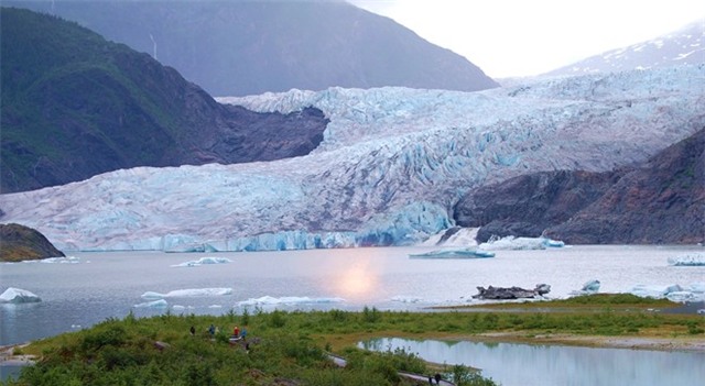 6. Sông băng tan - hang băng Mendenhall, Alaska, Mỹ: Nằm cách Juneau chưa đầy 20 km, thuộc rừng quốc gia Tongass, sông băng Mendenhall hình thành từ khoảng 3.000 năm trước và ngừng mở rộng vào giữa thế kỷ 18. Ảnh: Tophdgallery.