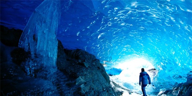 Giờ sông đang bắt đầu tan, khiến chúng ta không còn nhiều thời gian để chiêm ngưỡng một trong những khung cảnh ngoạn mục nhất thế giới. Sông có những đoạn rỗng, khi băng tan để lộ những hang động tuyệt đẹp. Tuy nhiên, để tới được đây, du khách phải chèo thuyền kayak hay các loại thuyền nhỏ qua làn nước lạnh giá, leo bộ qua bán đảo hiểm trở nhô ra hồ Mendenhall.