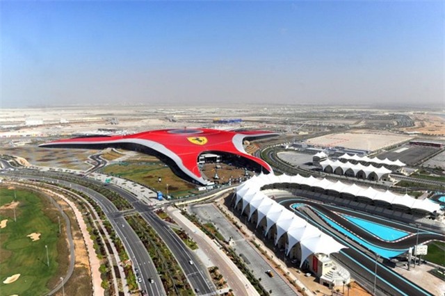 7. Tàu lượn siêu tốc nhanh nhất thế giới - Ferrari World, Abu Dhabi, Các Tiểu vương quốc Ả Rập Thống nhất: Ferrari World, công viên giải trí trong nhà lớn nhất thế giới, mở cửa đón khách từ năm 2012 ở Abu Dhabi. Ảnh: Yasisland.