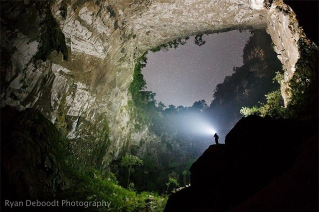 Một dòng sông ngầm chảy dọc lòng hang, với hai hố sụt khổng lồ có hệ sinh thái đặc hữu. Với chiều dài lên tới 8 km, hang Sơn Đoòng dài gấp 5 lần hang động từng giữ kỷ lục dài nhất thế giới - hang Deer ở Sarawak, Malaysia.