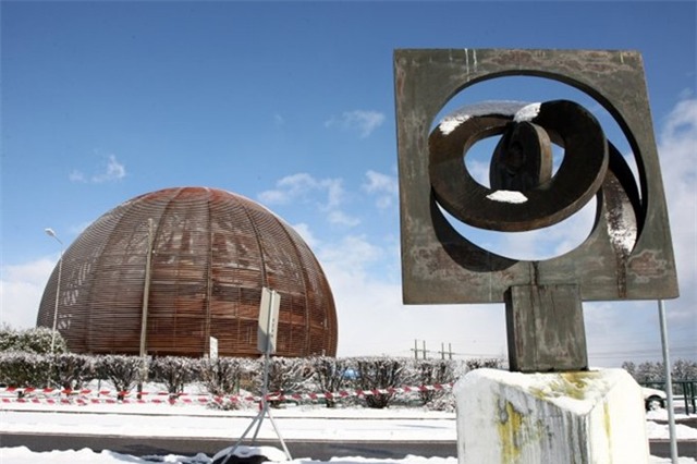2. Ngôi nhà cho Hạt của Chúa - phòng thí nghiệm CERN, Thụy Sĩ: Phòng thí nghiệm CERN (Meyrin, Thụy Sĩ) có máy gia tốc hạt nhân lớn và mạnh nhất thế giới - Large Hadron Collider. Ảnh: Ibtimes.