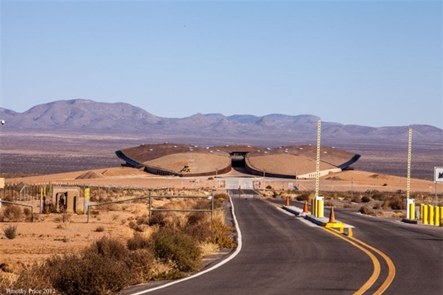3. Rời khỏi trái đất - cảng vũ trụ America, New Mexico, Mỹ: Virgin Galactic - một “hãng hàng không vũ trụ” do Richard Branson sáng lập - đang có hơn 400 nhân viên làm việc ngày đêm để thực hiện giấc mộng du hành không gian. Mục tiêu của họ là cho 6 du khách lên mỗi chuyến bay. 