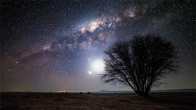 5. Đêm nhiều sao nhất - đài thiên văn ALMA, Chile: Nếu bạn thích ngắm trời sao, hãy tới sa mạc Atamaca của Chile. Đây là một trong những khu vực khô hạn nhất thế giới, không có mưa lớn từ năm 1570 tới năm 1971. Ảnh: Justthekidfrombrooklyn/Tumblr.