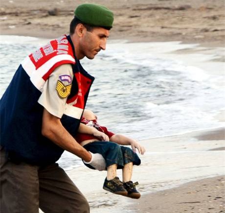 Ám ảnh cảnh bé trai di cư 3 tuổi chết thảm trên bờ biển