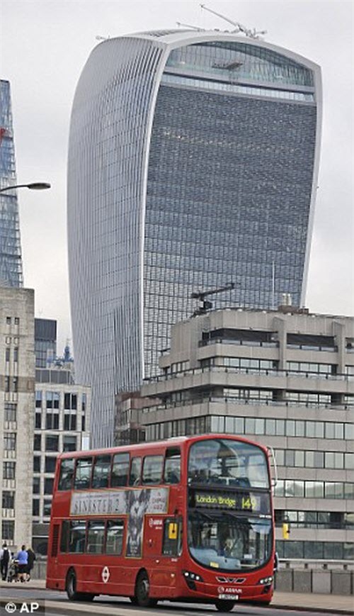 toa nha bi ghet nhat o anh vi… lam tan chay xe hoi - 2