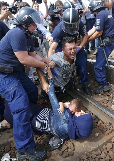 Sốc với cảnh ôm vợ con nằm ra đường ray vì sợ trại tị nạn
