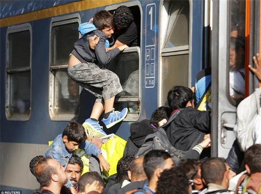 Sốc với cảnh ôm vợ con nằm ra đường ray vì sợ trại tị nạn