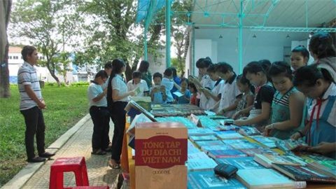 Thu vi thu vien sach trong cong vien dau tien o Sai Gon