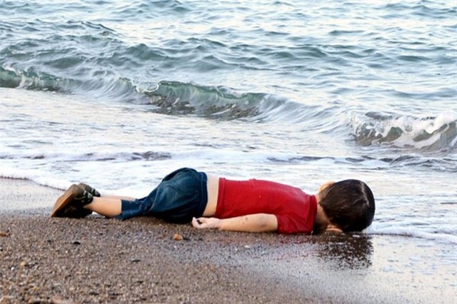 Tấm hình bé trai tử nạn khi trên đường chạy trốn khỏi Syria chìm trong nội chiến để đến châu Âu gây tranh cãi trong giới truyền thông. Ảnh: Irish Examiner
