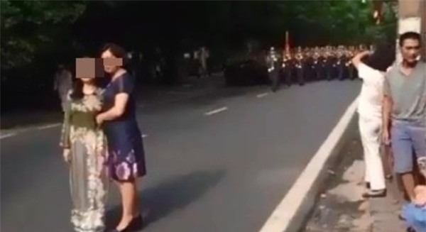 Hai phụ nữ
