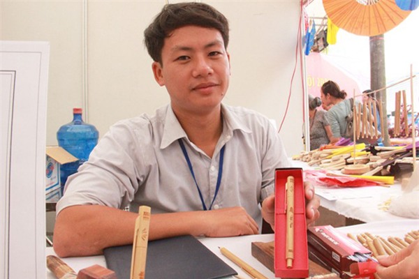 Bỏ nghề giảng viên đi bán tào phớ xăm hình phát tờ rơi