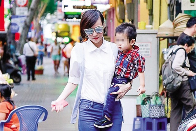 Cựu người mẫu Dương Yến Ngọc và con trai. Ảnh: TL