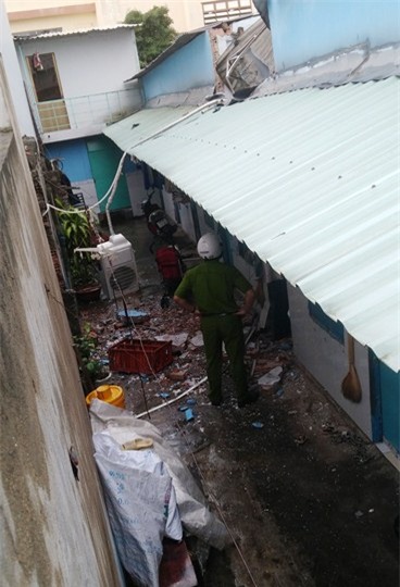 Lực lượng chức năng có mặt khám nghiệm hiện trường. Ảnh: Anh Tú